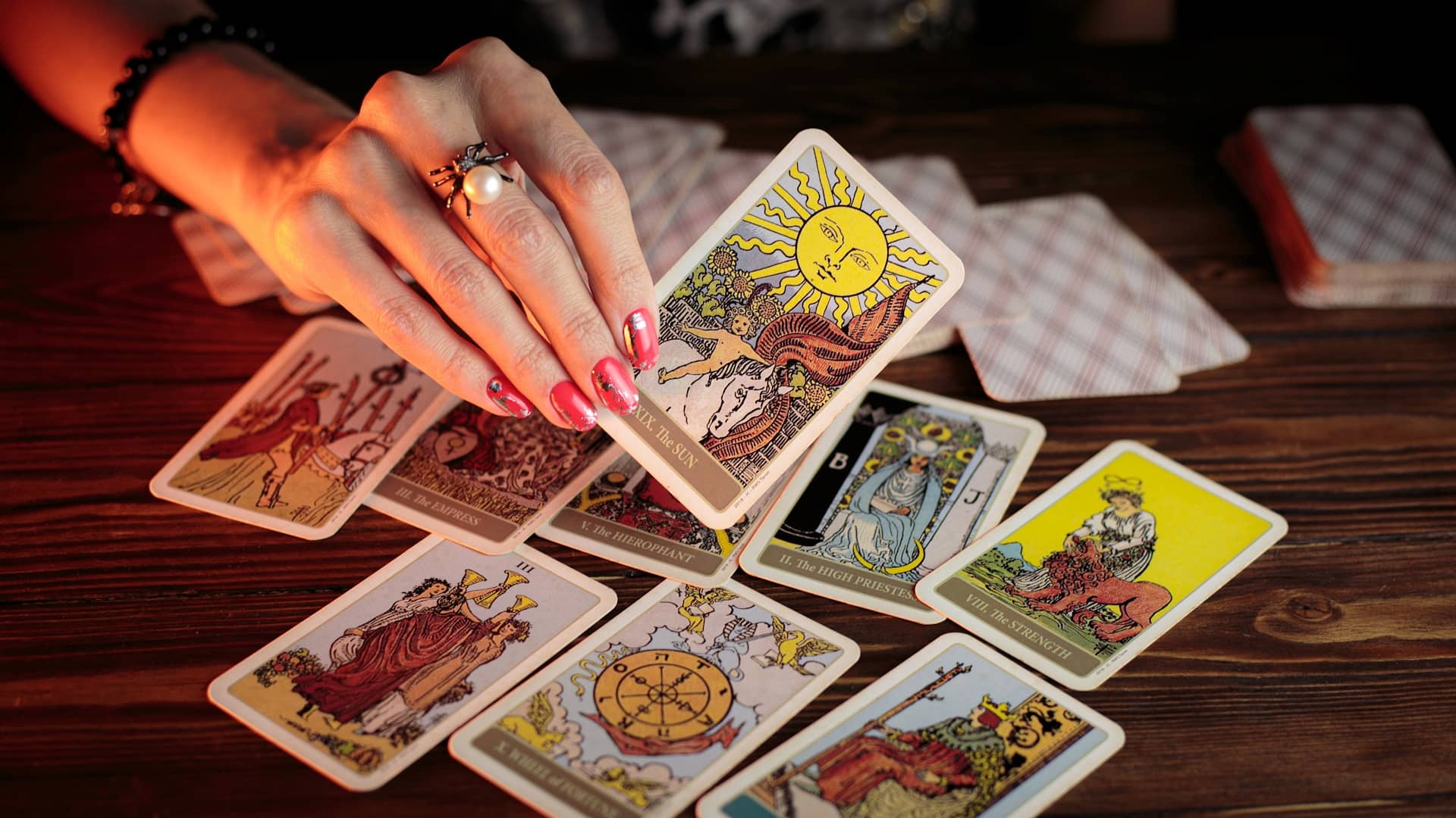 Voyante tirant des cartes de tarot